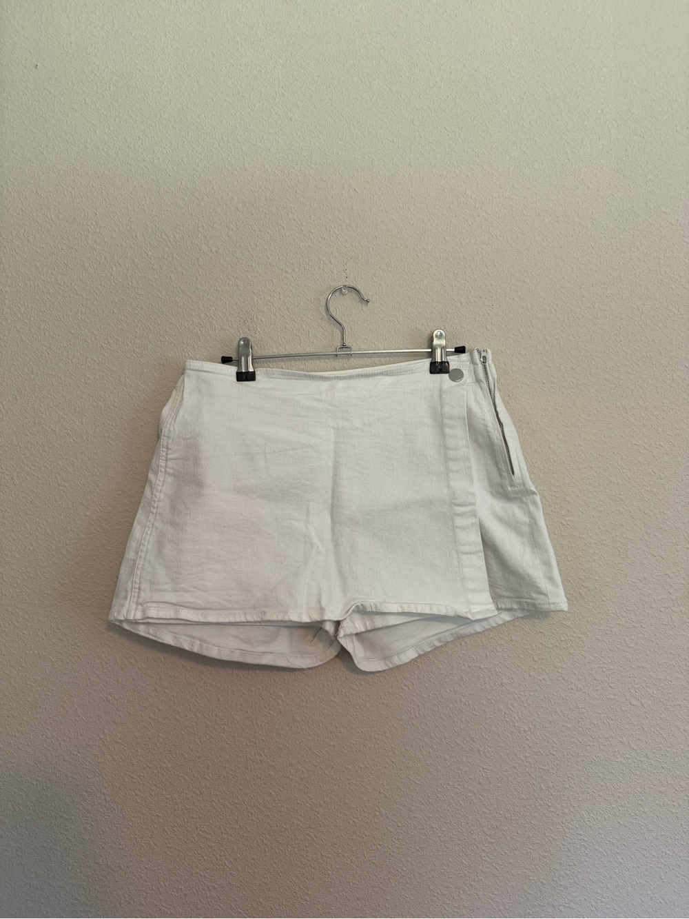 Love Tree White High-Waist Skort with Side Zip